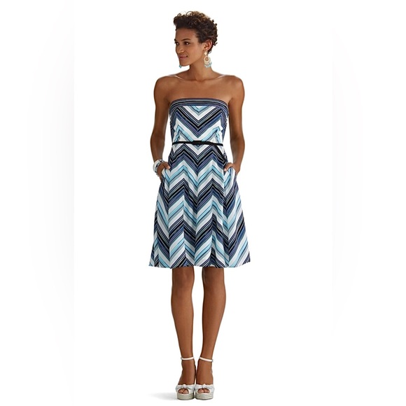 White House Black Market Dresses & Skirts - BEAUTIFUL White House Black Market Strapless Chevron Fit & Flare Dress Sz 6